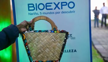 La moda étnica y sostenible de los Negocios Verdes de CORPOURABA brilló en BIOEXPO.