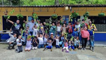 𝐄𝐝𝐮𝐜𝐚𝐜𝐢𝐨́𝐧 ambiental para la protección de los osos y su ecosistema.