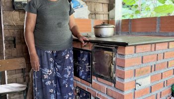 Familias de Giraldo reciben estufas eficientes y huertos leñeros para reducir impacto ambiental.